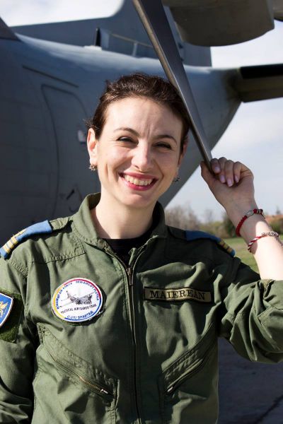 Simona Maierean (n. 17 aprilie 1984 la Comăneşti, Suceava) este o femeie ofiţer de aviaţie din România, fiind prima româncă ce a zburat cu un avion supersonic. Acest zbor a avut loc pe 13 martie 2009, iar aparatul de zbor a fost un MiG-21 LanceR - foto: ro.wikipedia.org