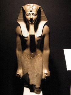 Tutmes al III-lea (1482 - 1450 î.e.n.), a fost un faraon din dinastia a 18-a a Egiptului antic. Este considerat un Napoleon al antichității. Tutmes al III-lea, ținut în umbră până în anul 1482 de către mama sa vitregă, regina Hatshepsut, cucerește teritorii din Asia și Africa, transformând regatul egiptean într-un imperiu. Într-o serie de campanii militare care au durat mai mult de 20 de ani, Tutmes al III-lea a condus armata Egiptului prin canioane montane periculoase și peste deșerturi vaste. Cea mai faimoasă victorie a sa s-a soldat cu ocuparea orașului Megiddo, la nord de Palestina, și a fost prima bătălie din istorie pentru care există o descriere completă. Trupele sale au capturat mai mult de 2000 de cai de la dușmani - in imagine, Statuia lui Tutmes al III-lea, la Muzeul din Luxor - foto: ro.wikipedia.org