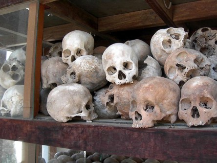 1975: Cranii de khmeri, victime ale Khmerilor Roșii - foto: ro.wikipedia.org