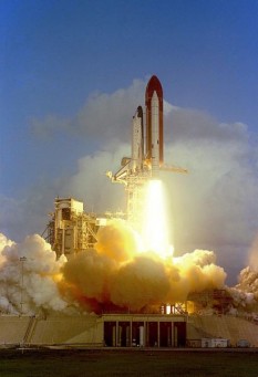 Naveta Spațială Challenger, construită pentru zborul pe orbită OV-099, a fost a doua navetă spațială construită de NASA, prima fiind Columbia. Prima misiune a început pe 4 aprilie 1983. Naveta a reușit să efectueze 9 misiuni complete, cea de-a zecea lansare fiind și ultima lansare pe care a efectuat-o naveta Challenger. Pe data de 28 ianuarie 1986, naveta a explodat la doar 73 de secunde de la lansare, din explozie rezultând și decesul celor șapte membri ai echipajului. Din cauza acestui accident, timp de doi ani și jumătate nici o navetă americană nu a mai realizat vreo misiune spațială, până la lansarea lui Discovery în anul 1988, în cadrul misiunii STS-26. Challenger a fost înlocuită de Endeavour, lansată pentru prima dată în 1992 - in imagine, Naveta Sapţială Challenger în misiunea STS-7 - foto: ro.wikipedia.org