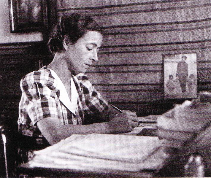 Ștefana Velisar Teodoreanu (n. 17 octombrie 1897, Remiremont, Franța - d. 30 mai 1995, București) este o prozatoare, poetă și traducătoare română. A fost soția scriitorului Ionel Teodoreanu, fiind cunoscută și ca „Doamna Lily”, așa cum o numeau Mihail Sadoveanu și Garabet Ibrăileanu) - foto: jurnaluldedrajna.ro