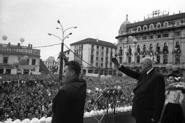 Nicolae Ceausescu si presedintele Republicii Franceze, generalul Charles de Gaulle la Craiova (14 mai 1968) - foto preluat de pe cersipamantromanesc.wordpress.com