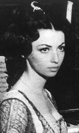 Julieta Szönyi (actualmente Julieta Szönyi Ghiga) (n. 13 mai 1949, Timișoara) este o actriță română de teatru și film. Rolurile sale cele mai cunoscute sunt cel al Otiliei din filmul Felix și Otilia[1] (1972) și cel al Adnanei din filmul serial Toate pînzele sus (1976) - foto: cinemagia.ro