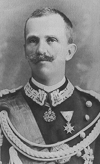 Victor Emmanuel al III-lea (n. 11 noiembrie 1869, Napoli, Italia – d. 28 decembrie 1947, Alexandria, Egipt) a fost membru al Casei de Savoia și rege al Italiei (1900-1946). În plus, el a pretins coroanele Etiopiei și Albaniei și titlurile de împărat al Etiopiei (1936-43) și rege al Albaniei (1939-43) care au fost recunoscute de marile puteri în 1937 și 1939. În timpul lungii sale domnii, Victor Emanuel al III-lea a văzut două războaie mondiale și nașterea, creșterea și căderea fascismului în regatul Italiei - foto: ro.wikipedia.org