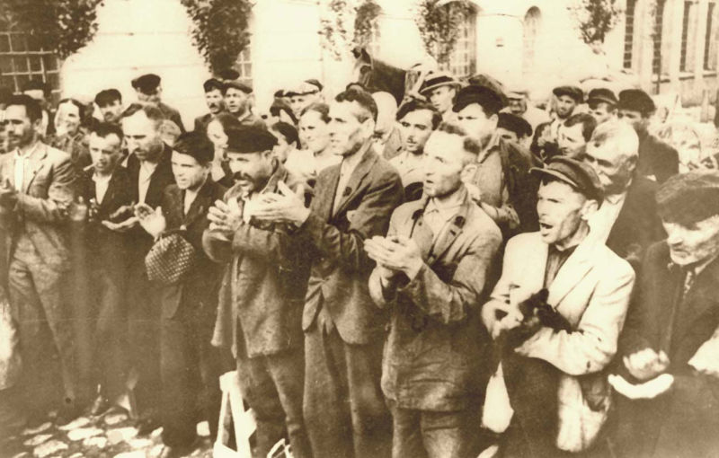 Ocupaţia sovietică a Basarabiei - cetăţeni prosovietici salută intrarea Armatei Roşii în Basarabia - foto preluat de pe ro.wikipedia.org