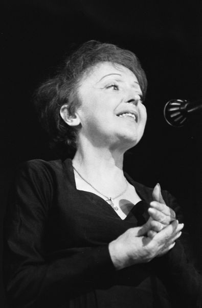 Édith Piaf (n. 19 decembrie 1915, Paris, Franţa - d. 10 octombrie 1963, Grasse, Franţa) a fost o actriţă, cântăreaţă şi textieră franceză de mare succes, care a consacrat, atât în Franţa cât şi în întreaga lume, genul "chanson réaliste" (cunoscut cel mai adesea doar ca chanson) - foto: ro.wikipedia.org
