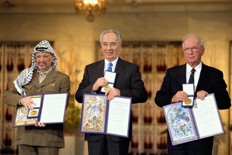 14 octombrie 1994: Liderul palestinian Yasser Arafat, primul ministru israelian Yitzhak Rabin și ministrul de externe israelian Shimon Peres primesc Premiul Nobel pentru Pace - foto - historia.ro