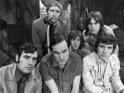 Monty Python. Sus: Graham Chapman, Eric Idle şi Terry Gilliam; jos: Terry Jones, John Cleese şi Michael Palin - foto: ro.wikipedia.org
