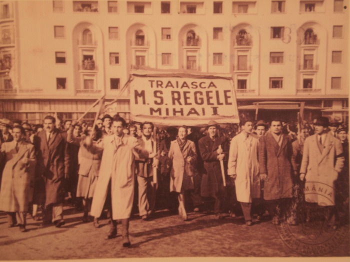 Manifestatie pentru Regele Mihai (8 noiembrie 1945) - foto preluat de pe istorie-pe-scurt.ro