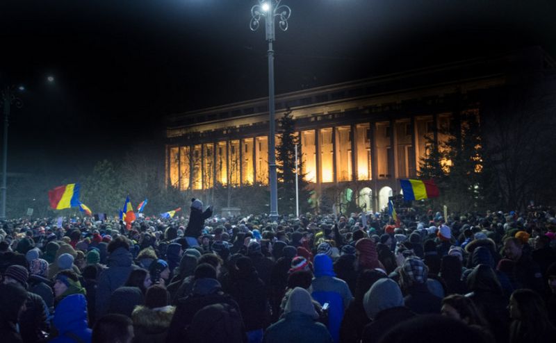 Protest „NU Legii Gratierii Si Amnistiei” (Protest spontan la Guvern după adoptarea, pe şest, a ordonanţelor elefant, București, 31 ianuarie 2017) - foto: epochtimes-romania.com