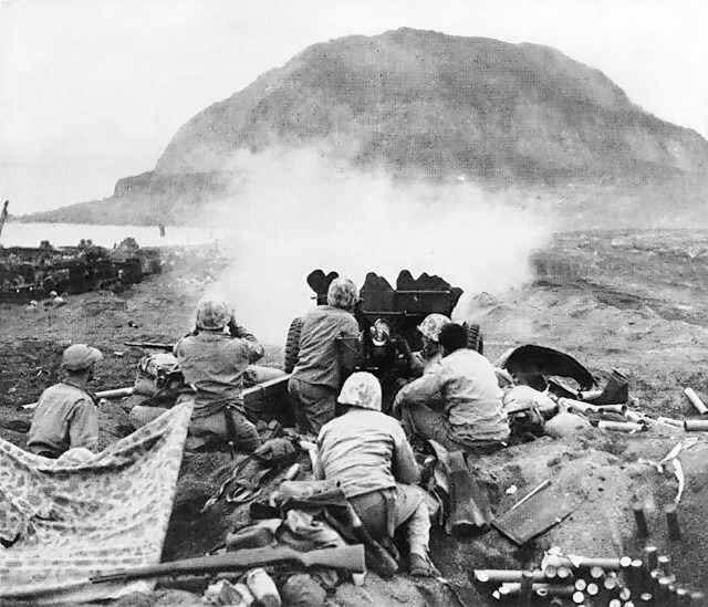 Bătălia de la Iwo Jima (19 februarie – 26 martie 1945) O baterie de 37 mm americană trage către pozițiile japonezilor de pe versantul nordic al Muntelui Suribachi - foto: ro.wikipedia.org