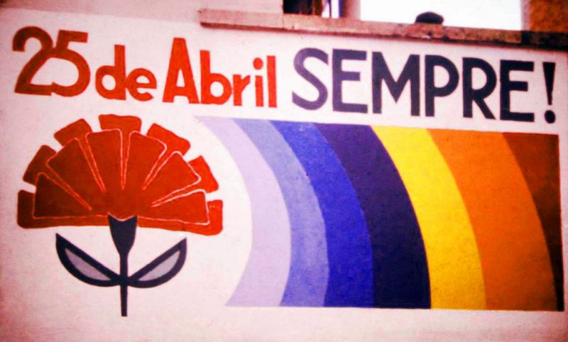 A mural celebrating the revolution: "25th of April Forever!" - foto: ro.wikipedia.org
