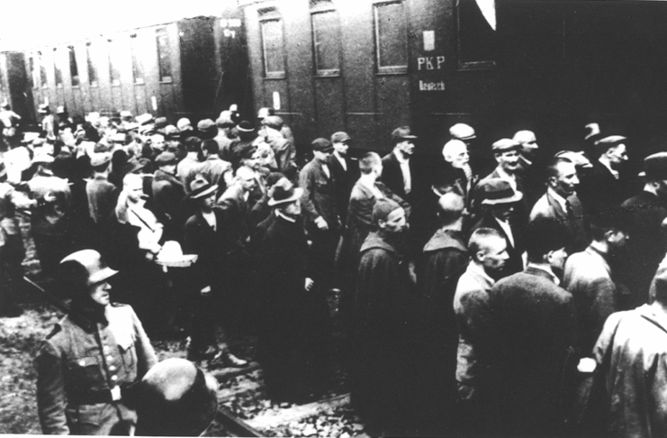 Prisoners of the first transport at the railway station in Tarnów. 14th June 1940 - foto preluat de pe en.wikipedia.org
