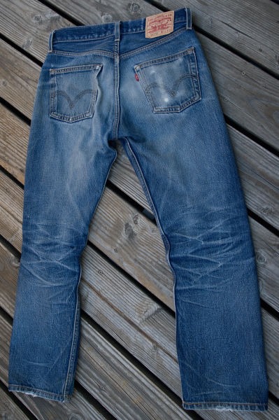 A pair of Levi's 501 raw jeans - foto preluat de pe en.wikipedia.org