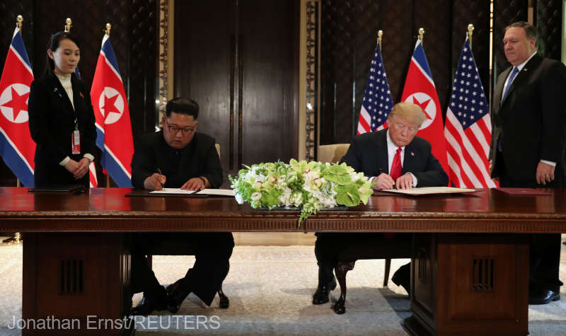 Donald Trump, şi Kim Jong Un au semnat un document "cuprinzator" după întâlnirea lor istorică (12 iunie 2018) - foto preluat de pe www.agerpres.ro