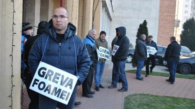 Zeci de angajaţi ai Complexului Energetic Oltenia au intrat în greva foamei, nemulţumiţi de salarii - foto pandurul.ro (preluat de pe romaniatv.net
