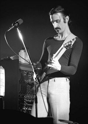 Frank Vincent Zappa (n. 21 decembrie 1940 - d. 4 decembrie 1993) a fost un compozitor, chitarist electric, producător și regizor de film american - (Frank Zappa concertând în Ekeberghallen, Oslo, pe 16 ianuarie 1977) - foto preluat de pe ro.wikipedia.org