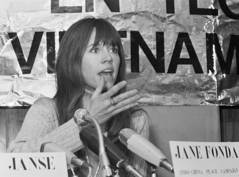 Jane Fonda (n. 21 decembrie 1937) este actriță, scriitoare, activist politic, model și profesor de fitness american (Fonda at an anti-Vietnam War conference in the Netherlands in January 1975) - foto preluat de pe en.wikipedia.org