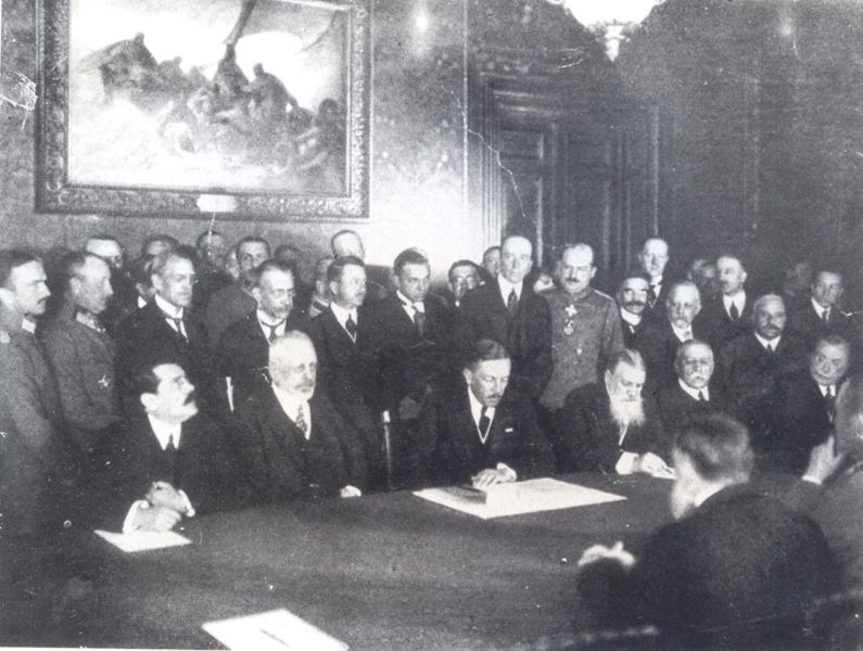 Tratatul de la București (1918) - Picture taken at the signing of the treaty (Bulgarian State Archives) - foto preluat de pe en.wikipedia.org