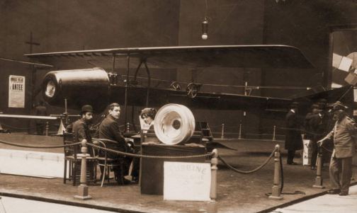 Coandă-1910 airplane with the turbo-propulseur on separate display - foto preluat de pe en.wikipedia.org