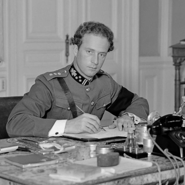 Leopold al III-lea (n. 3 noiembrie 1901 – d. 25 septembrie 1983) a fost rege al Belgiei din 1934 până în 1951, când a abdicat în favoarea fiului său Baudouin - Regele Leopold III fotografiat în 1934 - foto preluat de pe ro.wikipedia.org
