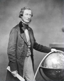 Cyrus West Field (n. 30 noiembrie 1819–12 iulie 1892) a fost un om de afaceri american care, împreună cu alţi anteprenori, a fondat Complania Atlantică de Telegrafie şi a pus în 1858 primul cablu telegrafic care traversa Oceanul Atlantic - foto preluat de pe ro.wikipedia.org