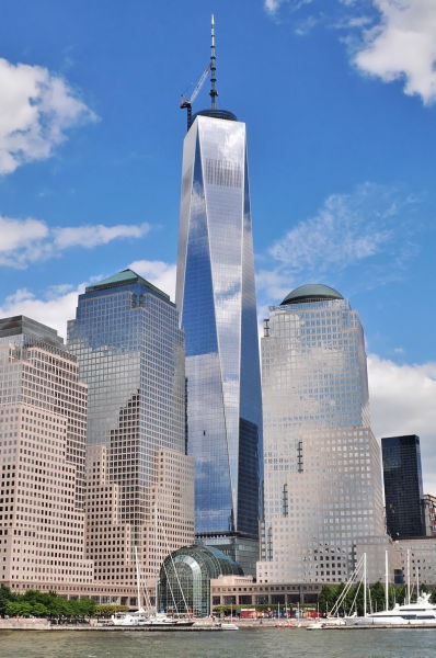 Rebuilt One World Trade Center nearing completion in July 2013 - foto preluat de pe en.wikipedia.org