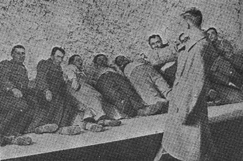 Masacrul de la Jilava (26 - 27 noiembrie 1940) - Reconstituirea asasinatelor de la Jilava - legionarul Marcu Octavian arată cum i-a executat pe prizonieri - legenda identică cu originalul - foto preluat de pe ro.wikipedia.org