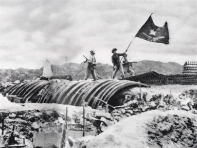 Bătălia de la Dien Bien Phu (13 martie – 7 mai 1954) - Viet Minh troops plant their flag over the captured French headquarters - foto preluat de pe en.wikipedia.org