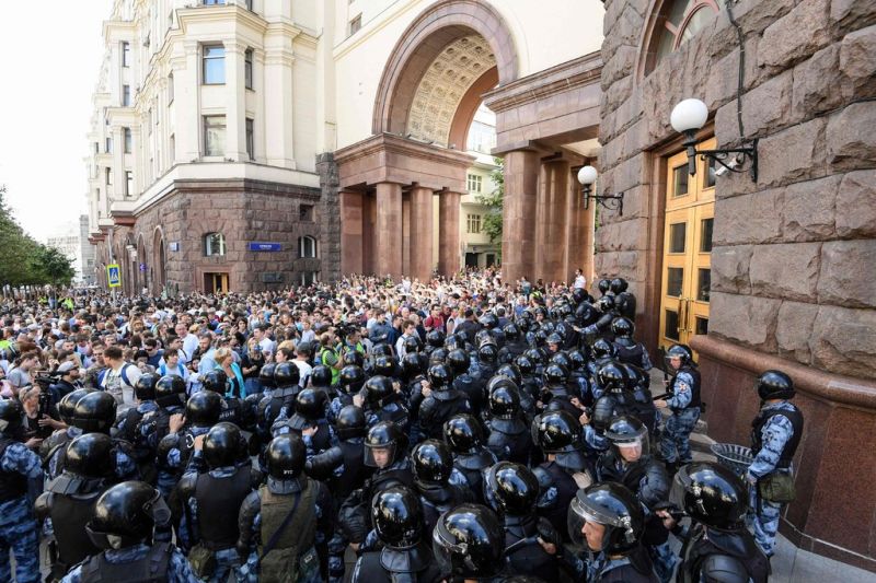 Russian protesters in downtown Moscow confronted riot police during an unauthorized demonstration on Saturday demanding independent and opposition candidates be allowed to run for office in the local elections.CreditCreditKirill Kudryavtsev/Agence France-Presse — Getty Images - foto preluat de pe www.nytimes.com