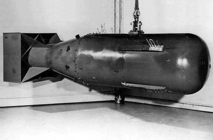 "Little Boy" - prima imagine a bombei, prezentată de Guvernul American după declasificarea documentelor referitoare la aceasta. (1960) - foto preluat de pe ro.wikipedia.org 