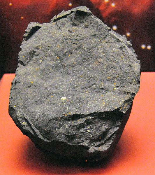 Meteoritul Murchison este numit după Murchison, Victoria, în Australia. Este unul dintre cei mai studiați meteoriți, datorită masei sale mari (>100 kg), datorită faptului că a fost observată o prăbușire și aparține unui grup de meteoriți bogați în compuși organici - foto preluat de pe ro.wikipedia.org