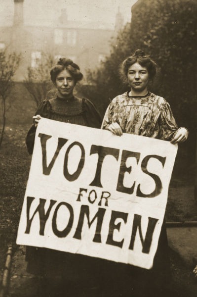 Annie Kenney (left) and Christabel Pankhurst, c. 1908, used violent tactics in Britain as members of the Women's Social and Political Union (WSPU) - foto preluat de pe en.wikipedia.org