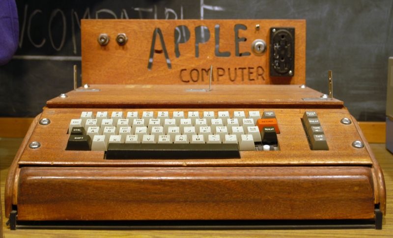Primul produs Apple, Apple I, proiectat de Steve Wozniak, a fost vândut ca o placă de circuit asamblată și nu avea caracteristici de bază, cum ar fi tastatură, monitor și carcasă. Proprietarul acestei unități a adăugat o tastatură și o carcasă din lemn - foto preluat de pe en.wikipedia.org