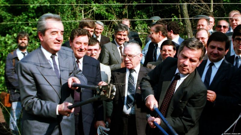 Miniștrii de externe Alois Mock (Austria) și Gyula Horn (Ungaria) tăind gardul de sârmă ghimpată de la frontieră în apropiere de Fertőrákos și Sopron, la 27 iunie 1989. Sursa: Radio Europa Liberă Moldova
