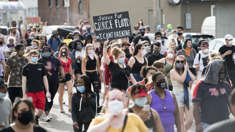 Protestele din Minneapolis din 2020 - Protestatari mărșăluind în Minneapolis pe 26 mai, a doua zi după decesul lui George Floyd - foto preluat de pe ro.wikipedia.org