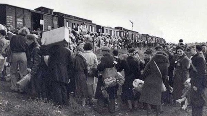 Români basarabeni deportați în timpul primului val de deportări sovietice din 12–13 iunie 1941, în așteptarea îmbarcării în trenurile care îi vor transporta spre Siberia și alte regiuni îndepărtate ale Uniunii Sovietice. Sursă: România Actualități / evenimentulistoric.ro.
