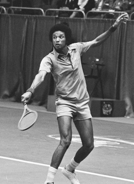 Arthur Ashe, câștigând turneul mondial de tenis ABN din 1975 de la Rotterdam - foto preluat de pe en.wikipedia.org