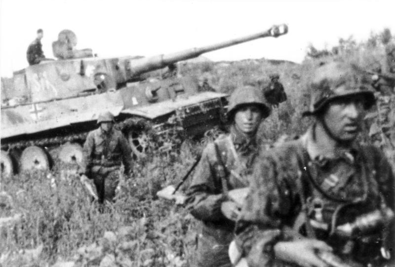 Bătălia de la Kursk (5 iulie – 23 august 1943) - Trupele diviziei Panzer Waffen-SS Das Reich cu un tanc Tiger I, în iunie 1943 înainte de bătălie - foto preluat de pe en.wikipedia.org