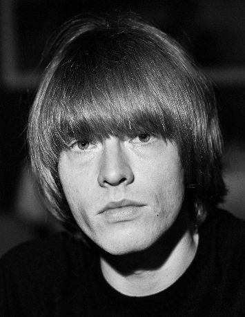 Lewis Brian Hopkin Jones (28 februarie 1942 - 3 iulie 1969), cunoscut ca Brian Jones, a fost un muzician englez și membru fondator al trupei The Rolling Stones - Brian Jones in 1965 - foto preluat de pe en.wikipedia.org