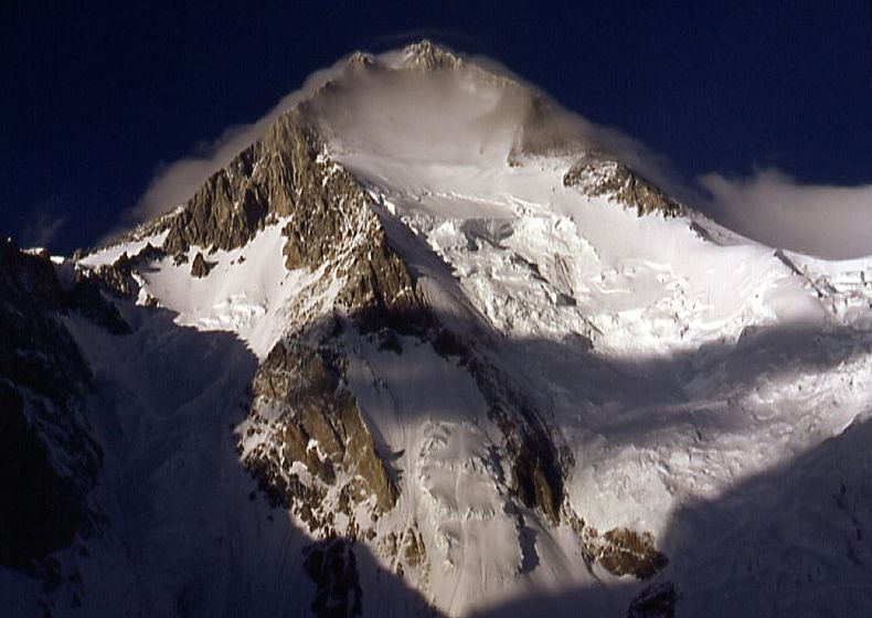 Gasherbrum I - Hidden Peak (Vârful Ascuns)) sau K5, faţa sud-vest, în 2001 - foto preluat de pe ro.wikipedia.org