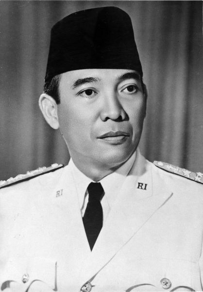 Ahmed Sukarno (n. 1901 - d. 1970) a fost preşedintele Indoneziei între anii 1945 şi 1968 - Ahmed Sukarno in 1949 - foto preluat de pe ro.wikipedia.org