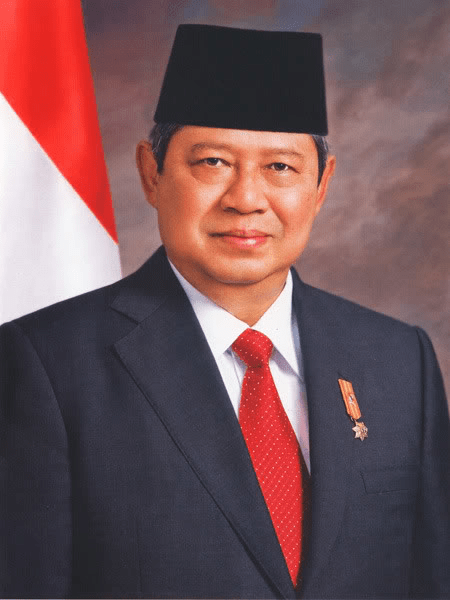 Susilo Bambang Yudhoyono (născut la 9 septembrie 1949) este un om politic și general în rezervă al armatei Indoneziei, președintele acestei țări între 20 octombrie 2004 - octombrie 2014. A câștigat la alegerile prezidențiale din 2004 și apoi la cele din 2009, vicepreședinți fiind până în 2009 Jusuf Kalla, iar din 2009 - Boediono - foto preluat de pe ro.wikipedia.org