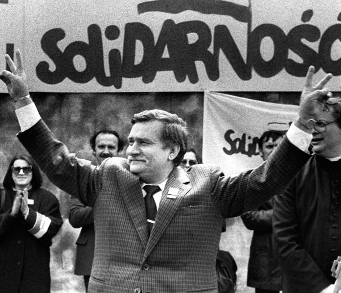 Lech Wałęsa (n. 29 septembrie 1943, Popowo⁠(d), Germania Nazistă) este un om politic, lider sindical și activist pentru drepturile omului din Polonia. Lider charismatic, a fost cofondator al primului sindicat independent din Europa de Est comunistă, Solidaritatea (Solidarność), a fost laureat al Premiului Nobel pentru Pace în 1983 și a îndeplinit funcția de președinte al Poloniei între 1990 și 95 - foto preluat de pe www.theatlantic.com
