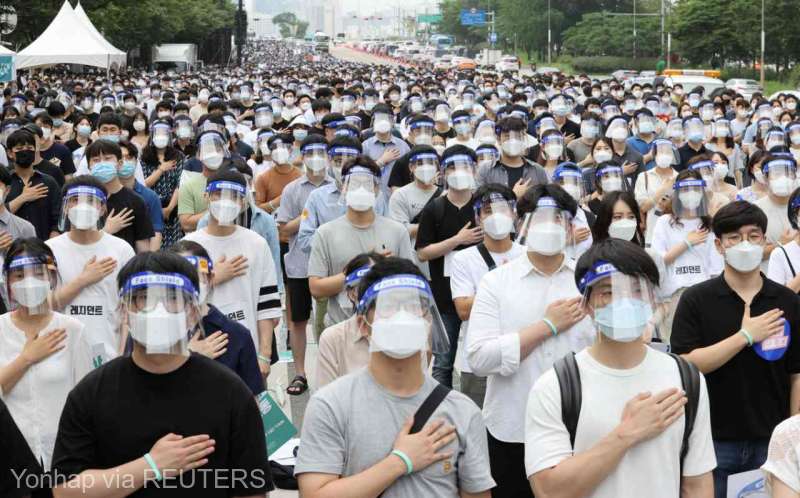 Coreea de Sud: Medicii protestează împotriva planului guvernului de a creşte numărul studenţilor la medicină (7 august 2020) - foto preluat de pe www.agerpres.ro