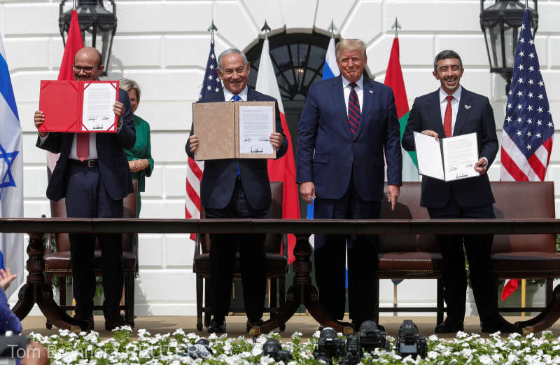 Israel, Emiratele Arabe Unite (EAU) şi Bahrein au semnat marţi acorduri de normalizare a relaţiilor, în cadrul unei ceremonii care a avut loc pe peluza Casei Albe, în prezenţa preşedintelui american Donald Trump, relatează AFP, Reuters şi dpa (15 septembrie 2020) - foto preluat de pe www.agerpres.ro