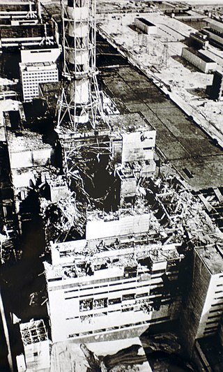 Reactorul 4 la câteva luni după dezastru. Reactorul 3 poate fi văzut în spatele coșului de ventilație - foto preluat de pe en.wikipedia.org