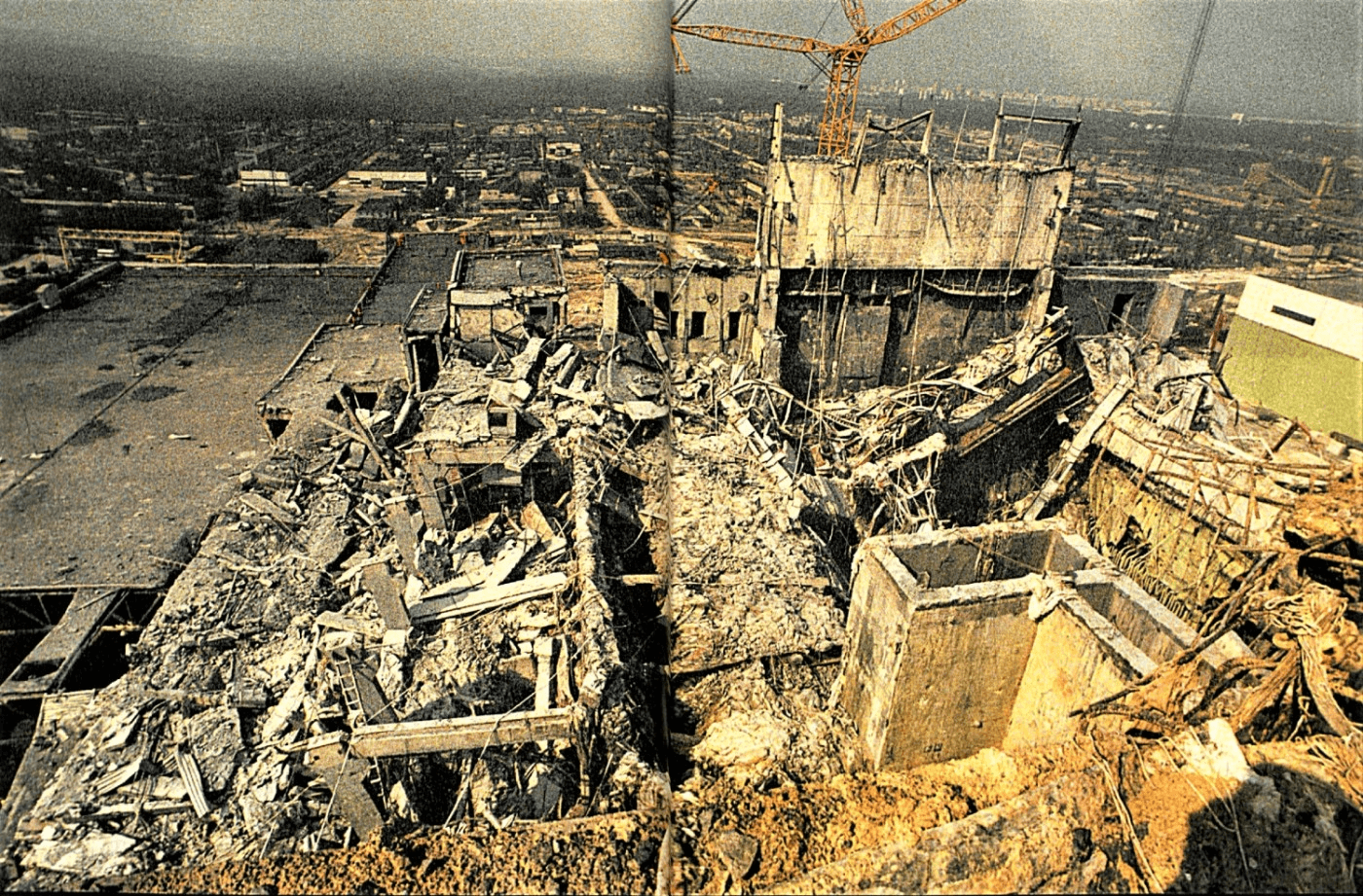 Ruinele reactorului 4, în iunie 1986; Foto: Igor Kostin - preluat de pe adevarul.ro