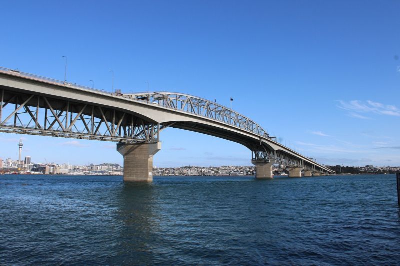 Vedere panoramică a Podului Auckland Harbour din Noua Zeelandă, surprins de pe țărmul North Shore, cu orașul Auckland vizibil în fundal.