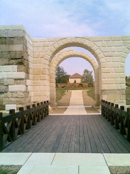 Porta Principalis Dextra - castrum Apulum, Dacia - foto preluat de pe ro.wikipedia.org